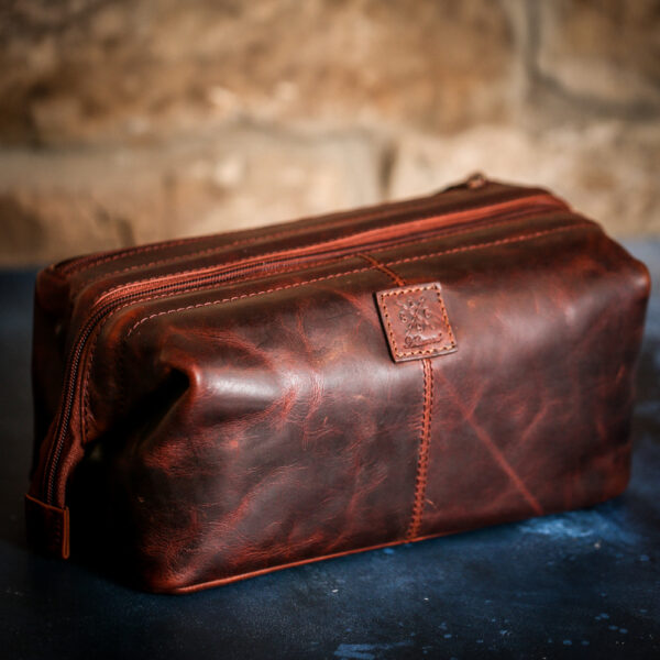 Real eather wash bag in vintage tan